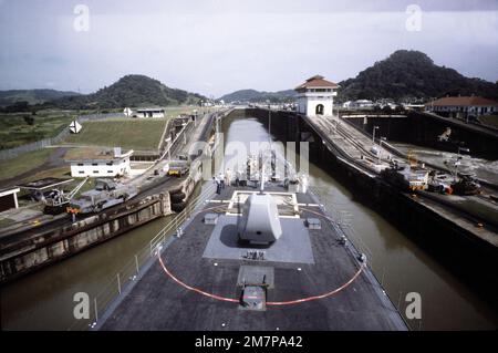 Ein Blick auf den Panamakanal, aus Sicht des Aufbaus des Zerstörers USS ARTHUR W. RADFORD (DD-968). Am Bug ist eine Markierung von 45 5 Zoll zu sehen. Kaliber 54. Das Schiff navigiert den Kanal während der Übung Unitas XXI. Betreff Betrieb/Serie: UNITAS XXI Land: Panama (PAN) Stockfoto