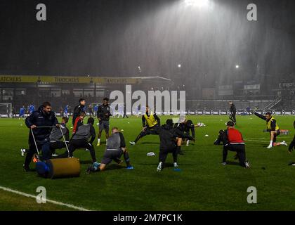 Bristol, Großbritannien. 10. Januar 2023. Plymouth Argyle-Spieler wärmen sich während des Papa John's Trophy-Spiels Bristol Rovers vs Plymouth Argyle im Memorial Stadium, Bristol, Großbritannien, 10. Januar 2023 (Foto von Stanley Kasala/News Images) in Bristol, Großbritannien, am 1./10. Januar 2023 auf. (Foto: Stanley Kasala/News Images/Sipa USA) Guthaben: SIPA USA/Alamy Live News Stockfoto