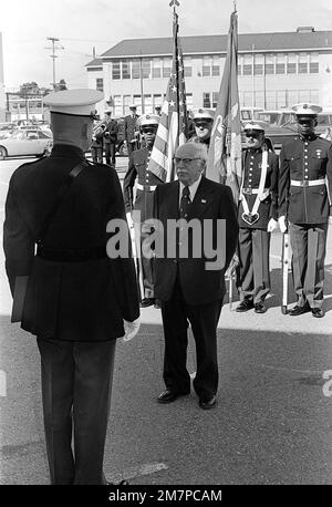 Joe Rosenthal, der zivile Fotograf der Pulitzer-preisgekrönten Fotografie „Flag Raising on Iwo Jima“, wird vom 12. Marine Corps District Headquarters geehrt. MARINEKOLLEGE Eldon L. Erickson leitet die Zeremonie. Basis: San Francisco Staat: Kalifornien (CA) Land: Vereinigte Staaten von Amerika (USA) Stockfoto