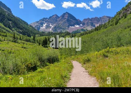 Wandern in den Maroon Bells - Sommeransicht eines Wanderwegs im Maroon Creek Valley am Fuße der Maroon Bells. Aspen, Colorado, USA. Stockfoto