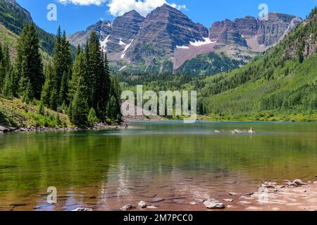 Maroon Bells - Ein Nahblick auf die Maroon Bells, die an einem sonnigen Sommertag hoch oben am Ufer des Maroon Lake aufsteigen. Aspen, Colorado, USA. Stockfoto