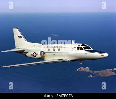 Eine Luft-Luft-Ansicht von rechts eines CT-39E Sabreliner Flugzeugs, das dem Fleet Logistics Support Squadron 30 zugeteilt ist. Land: Unbekannt Stockfoto