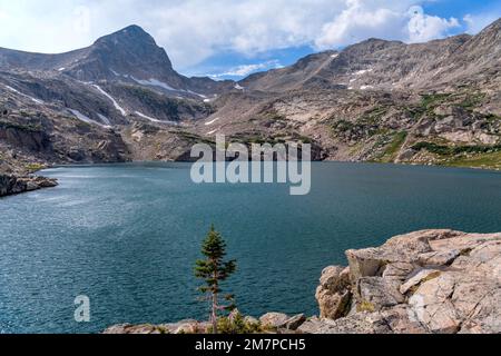 Summer Blue Lake - Ein stürmischer Sommer-Nachmittagsblick auf den Blue Lake (11.355'), einen unberührten Bergsee am Fuße des Mount toll in Indian Peaks Wilderness, CO. Stockfoto