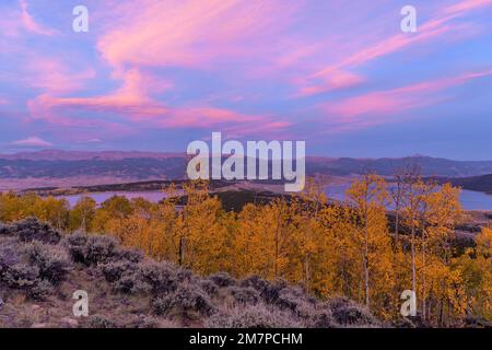 Herbstgebirge bei Sonnenuntergang - ein farbenfroher Sonnenuntergang am Twin Lakes, Leadville, Colorado, USA. Stockfoto