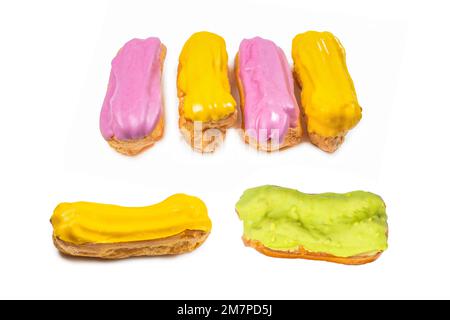 Frischer, leckerer Eclair auf weißem Hintergrund. Draufsicht. Stockfoto