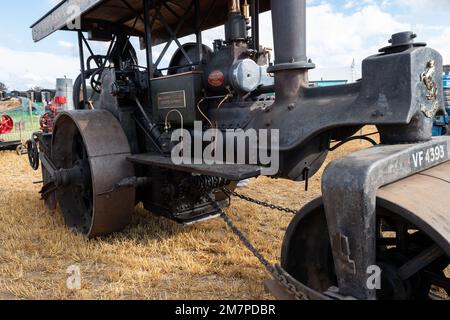 Tarrant Hinton.Dorset.United Kingdom.August 25. 2022.auf der Great Dorset Steam Fair ist ein Straßenroller der Aveling und Porter Class C aus dem Jahr 1928 zu sehen Stockfoto