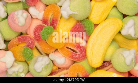 Mix aus bunten Gelee-Candys und Marschwels isoliert auf weißem Hintergrund. Stockfoto