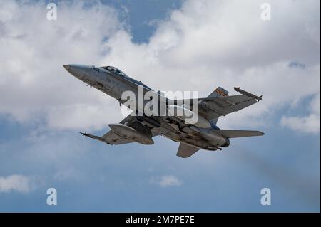 USA Marine Corps F/A-18d Hornet startet zur Teilnahme an einer militärischen Ausbildung auf dem Test- und Trainingsgelände Nevada, Nellis Luftwaffenstützpunkt, Nevada, 11. Mai 2022. Die Nevada Test and Training Range umfasst fast 25 Prozent des gesamten Grundstücks des Verteidigungsministeriums. Stockfoto