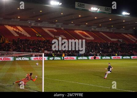 Accrington Stanleys Liam Coyle trifft bei der Schießerei während des Papa Johns Trophy Quarter-Final-Spiels im LNER Stadium in Lincoln. Foto: Dienstag, 10. Januar 2023. Stockfoto