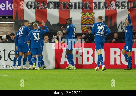 ROTTERDAM, NIEDERLANDE - JANUAR 10: Xavi Simons von PSV Eindhoven, Noni Madueke von PSV Eindhoven, Anwar El Gahzi von PSV Eindhoven, Philipp Max von PSV Eindhoven, Ibrahim Sangare von PSV Eindhoven, Jarrad Branthwaite von PSV Eindhoven feiert nach dem zweiten Tor des Teams während der niederländischen TOTO KNVB Cup-Runde 2 zwischen Sparta Rotterdam und PSV am 10. Januar 2023 in Rotterdam, Niederlande (Foto von Hans van der Valk/Orange Pictures) Stockfoto