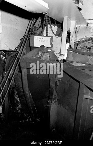 Ein Innenbild der Schäden am Flugzeugträger USS MIDWAY (CV41) bei einem Zusammenstoß mit dem panamaischen Frachtschiff-KAKTUS. Basis: Marinestützpunkt, Subic Bay Staat: Luzon Land: Philippinen (PHL) Stockfoto