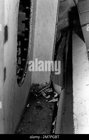 Ein Innenbild der Schäden am Flugzeugträger USS MIDWAY (CV41) bei einem Zusammenstoß mit dem panamaischen Frachtschiff-KAKTUS. Basis: Marinestützpunkt, Subic Bay Staat: Luzon Land: Philippinen (PHL) Stockfoto
