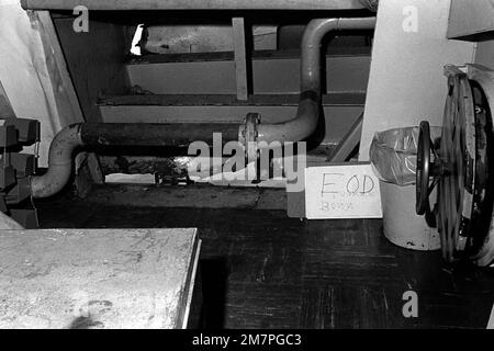 Ein Innenbild der Schäden am Flugzeugträger USS MIDWAY (CV41) bei einem Zusammenstoß mit dem panamaischen Frachtschiff-KAKTUS. Basis: Marinestützpunkt, Subic Bay Staat: Luzon Land: Philippinen (PHL) Stockfoto