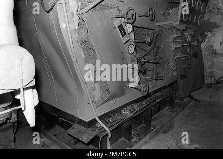 Ein Innenbild der Schäden am Flugzeugträger USS MIDWAY (CV41) bei einem Zusammenstoß mit dem panamaischen Frachtschiff-KAKTUS. Basis: Marinestützpunkt, Subic Bay Staat: Luzon Land: Philippinen (PHL) Stockfoto
