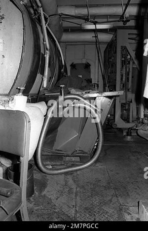 Ein Innenbild der Schäden am Flugzeugträger USS MIDWAY (CV41) bei einem Zusammenstoß mit dem panamaischen Frachtschiff-KAKTUS. Basis: Marinestützpunkt, Subic Bay Staat: Luzon Land: Philippinen (PHL) Stockfoto