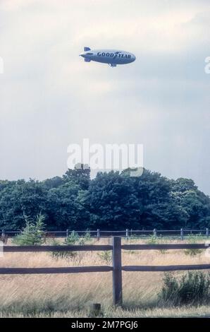 Goodyear-Luftschiff über Richmond Park, London, im Sommer 1981. Stockfoto