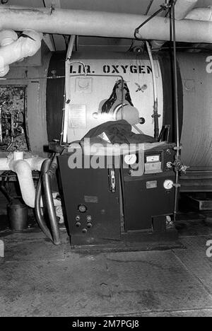 Ein Innenbild der Schäden am Flugzeugträger USS MIDWAY (CV41) bei einem Zusammenstoß mit dem panamaischen Frachtschiff-KAKTUS. Basis: Marinestützpunkt, Subic Bay Staat: Luzon Land: Philippinen (PHL) Stockfoto