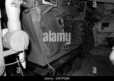 Ein Innenbild der Schäden am Flugzeugträger USS MIDWAY (CV41) bei einem Zusammenstoß mit dem panamaischen Frachtschiff-KAKTUS. Basis: Marinestützpunkt, Subic Bay Staat: Luzon Land: Philippinen (PHL) Stockfoto