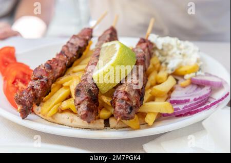 Kebab Beef Souvlaki in griechischer Taverne Stockfoto
