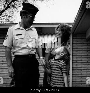 Kathy King sieht jeden Morgen ihren Mann zur Arbeit und ihren Sohn zur Schule. Nachdem sie weg sind, geht Katy zu Kursen an einem San Antonio College. Mrs. King wurde am 4. April einer Herztransplantation unterzogen. 1975. Basis: Fort Sam Houston, San Antonio Staat: Texas (TX) Land: Vereinigte Staaten von Amerika (USA) Stockfoto