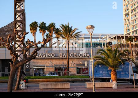 Uferpromenade von Santi Marti, Schloss La Sagrada Familia, El Guinardo Gegend von Barcelona, Spanien (Januar 2023). Tolle Stadt mit viel Geschichte. Stockfoto