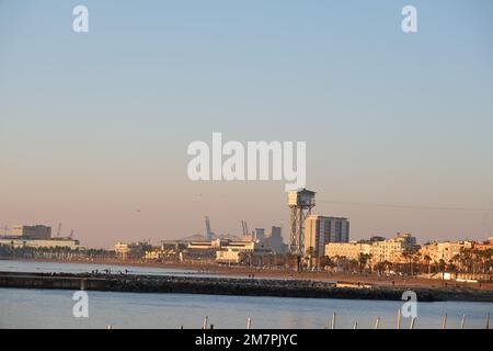 Uferpromenade von Santi Marti, Schloss La Sagrada Familia, El Guinardo Gegend von Barcelona, Spanien (Januar 2023). Tolle Stadt mit viel Geschichte. Stockfoto