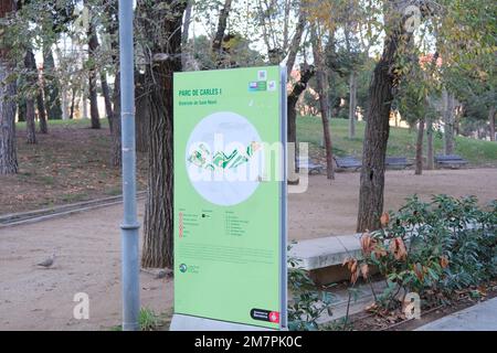 Uferpromenade von Santi Marti, Schloss La Sagrada Familia, El Guinardo Gegend von Barcelona, Spanien (Januar 2023). Tolle Stadt mit viel Geschichte. Stockfoto