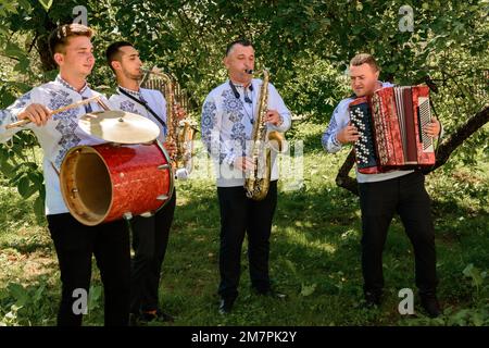 Ivano-Frankivsk, Ukraine 1. August 2021: Musiker auf der Straße singen und spielen Instrumente. Stockfoto