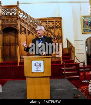 London UK 10. Januar 2023 in diesem Jahr jährt sich der Tod eines der größten Architekten Großbritanniens, Sir Christopher Wren, zum 300. Mal. Heute Abend feierte Wrens Einfluss auf die Stadt London mit Schwerpunkt auf der Kirche der Stadt und St. Paul's. An der Veranstaltung nahmen der Lord Mayor Nicholas Lyons, der Bischof von London, Hon Dame Sarah Mullally DBE und die Vorsitzende des historischen Englands Teil. Sir Laurie Magnus Music wurde von den „Square Mile Choral Scholars“ bereitgestellt.Paul Quezada-Neiman/Alamy Live News Stockfoto