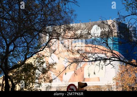 Uferpromenade von Santi Marti, Schloss La Sagrada Familia, El Guinardo Gegend von Barcelona, Spanien (Januar 2023). Tolle Stadt mit viel Geschichte. Stockfoto