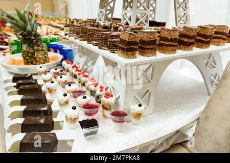 Exquisiter festlicher Tisch mit Süßigkeiten und Obst. Stockfoto