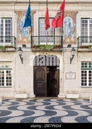 Rathaus mit Wellenmuster auf Mosaikpflaster, Cascais, in der Nähe von Lissabon, Portugal, Europa Stockfoto