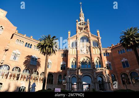 Uferpromenade von Santi Marti, Schloss La Sagrada Familia, El Guinardo Gegend von Barcelona, Spanien (Januar 2023). Tolle Stadt mit viel Geschichte. Stockfoto