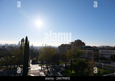 Uferpromenade von Santi Marti, Schloss La Sagrada Familia, El Guinardo Gegend von Barcelona, Spanien (Januar 2023). Tolle Stadt mit viel Geschichte. Stockfoto