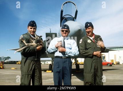 OBERST Bailes, Air Commodore Simmons und LTC O'Kane halten während des Trainings Pacific Consort jeweils ein Baby-Känguru, Wombat und Koalabär. Betreff Operation/Serie: PACIFIC CONSORT Base: RAAF Williamstown Land: Australien (AUS) Stockfoto