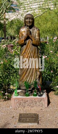 Phoenix, AZ - 12. November 2022: Diese Bronzestatue der Heiligen Teresa von Kalkutta von Michael Myers befindet sich am Virginia Piper Plaza außerhalb der St. Mary ist Roman Catho Stockfoto