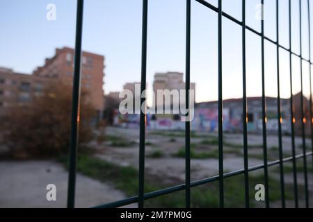 Uferpromenade von Santi Marti, Schloss La Sagrada Familia, El Guinardo Gegend von Barcelona, Spanien (Januar 2023). Tolle Stadt mit viel Geschichte. Stockfoto