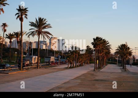 Uferpromenade von Santi Marti, Schloss La Sagrada Familia, El Guinardo Gegend von Barcelona, Spanien (Januar 2023). Tolle Stadt mit viel Geschichte. Stockfoto