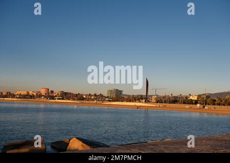 Uferpromenade von Santi Marti, Schloss La Sagrada Familia, El Guinardo Gegend von Barcelona, Spanien (Januar 2023). Tolle Stadt mit viel Geschichte. Stockfoto