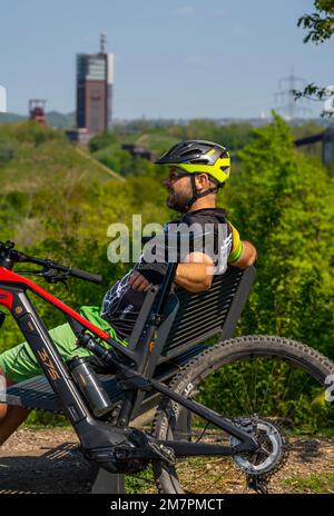 Blick auf den Nordsternpark vom Brammentrail, Mountainbike-Pfad auf der Schurenbach-Slagheap in Essen NRW, Deutschland, Stockfoto