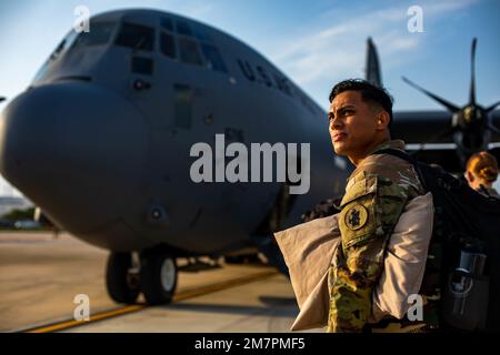 USA Army Soldier, 2. LT. Brandon Mercado, Contingency Command Post (CCP), Bürgermeisterzellenoffizier, geht an Bord einer Boeing C-130 Hercules auf der Joint Base San Antonio - Kelly Field, Texas, während der Army South CCP Dislozierungsübung bei Army Support Activity Soto Cano, Honduras, 11. Mai 2022. Während der neuntägigen Übung richteten mehr als 60 Soldaten der südlichen Armee, 470. militärische Geheimdienstbrigade, 410. Brigade zur Unterstützung der Vertragsvergabe (410. CSB) und 56. Signalbataillon das taktische Operationszentrum der KPCh ein, nahmen an mehreren Operationen und an intell Teil Stockfoto