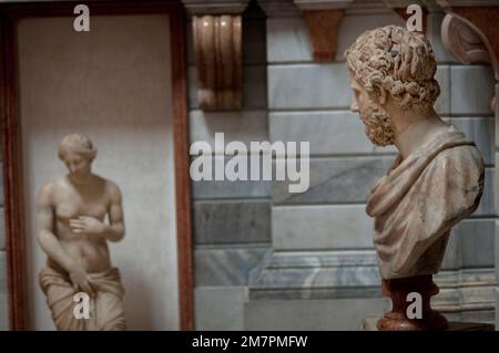antike römische Statuen in der permanenten Ausstellung im Palazzo Gristi Museum, Venedig Stockfoto