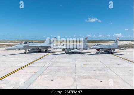 Eine F/A-18F Super Hornet, die den USA zugeteilt wurde Navy Strike Fighter Squadron 154, eine F-16 Fighting Falcon, die der 148. Fighter Squadron zugeteilt wurde, die von Piloten der Royal Netherlands Air Force geflogen wurde, und eine F-16, die dem 115. Fighter Wing der Wisconsin Air National Guard zugeteilt wurde, sitzen am 11. Mai 2022 an der Fluglinie der Naval Air Station Key West. Etwa 150 Flugzeuge der 115. FW und ihr aktives Gegenstück, das 378. Kampfgeschwader, waren in NAS Key West und nahmen an einer unterschiedlichen Flugausbildung mit den USA Teil Navy, Arizona Air National Guard und Royal Netherlands Air Force. Stockfoto