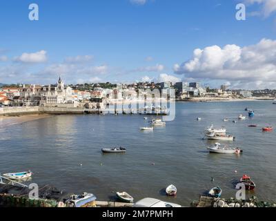 Hafen und Blick auf die Stadt, Cascais, nahe Lissabon, Portugal, Europa Stockfoto