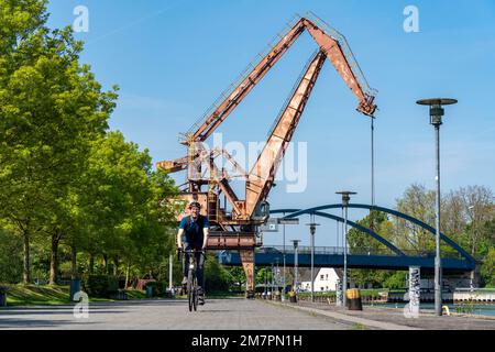 Preußenhafen Lünen, Radfahren im Ruhrgebiet, Franz-Schlacke, Schild für Schlacke, orange, schneckenförmiger Aussichtsturm, Hamm, NRW, Deutschland Stockfoto