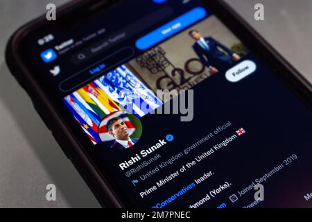 Twitter-Bericht von Rishi Sunak, britischer Politiker, ist seit Oktober 2022 in iPhone Premierminister des Vereinigten Königreichs und Führer der Konservativen Partei Stockfoto