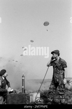 Fallschirmjäger Henry MacNally, Reiseleiter im Militärmuseum hier, sieht aus wie U.S. Air Force SSGT Robert Overland, ein Mitglied des 317. Kampfkontrollteams, benutzt das Kommunikationsfunkgerät. Die beiden Männer nehmen an der Übung Reforger/Autumn Forge 1980 Teil, einem Reserveflugplatz, der sowohl hier als auch in Deutschland stattfindet und an dem hauptsächlich US-amerikanische und britische Truppen und Ausrüstung beteiligt sind. Betreff Betrieb/Serie: REFORGER/HERBSTSCHMIEDE 1980 Basis: Arnhem Staat: Gelderland Land: Niederlande/Holland (NLD) Stockfoto