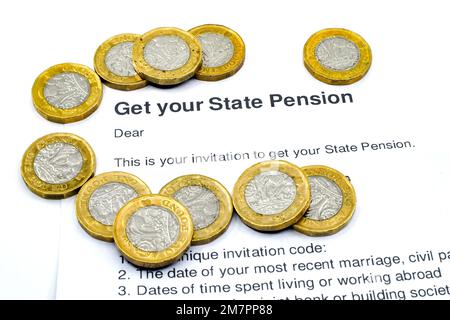 Nahaufnahme von einem Pfund Münzen auf einem Brief, der einen Antrag auf staatliche Rente für eine anonyme Person einlädt. Rente und Alterskonzept. Keine Menschen. Stockfoto