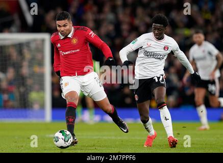 Manchester, England, 10. Januar 2023. Casemiro von Manchester United tussles mit Jesuran Rak-Sakyi von Charlton Athletic während des Carabao Cup Spiels in Old Trafford, Manchester. Das Bild sollte lauten: Andrew Yates/Sportimage Stockfoto