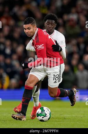 Manchester, England, 10. Januar 2023. Casemiro von Manchester United tussles mit Jesuran Rak-Sakyi von Charlton Athletic während des Carabao Cup Spiels in Old Trafford, Manchester. Das Bild sollte lauten: Andrew Yates/Sportimage Stockfoto